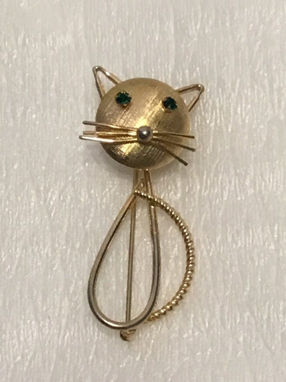 Vintage 12K gold filled Winard cat brooch with green rhinestone eyes
